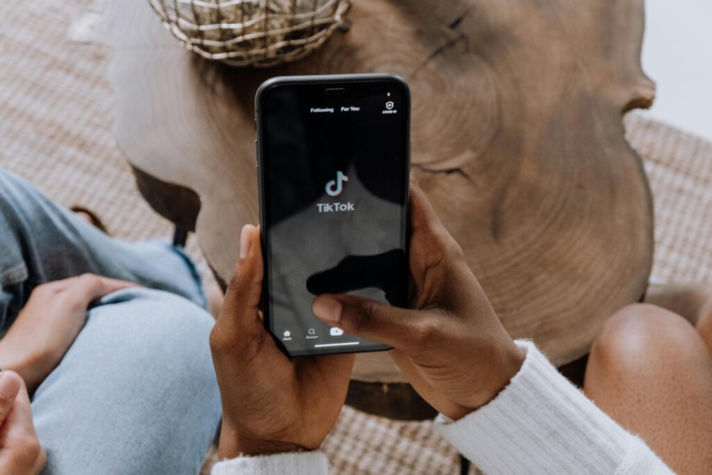 Person scrollt durch die Tiktok "Für dich" Seite